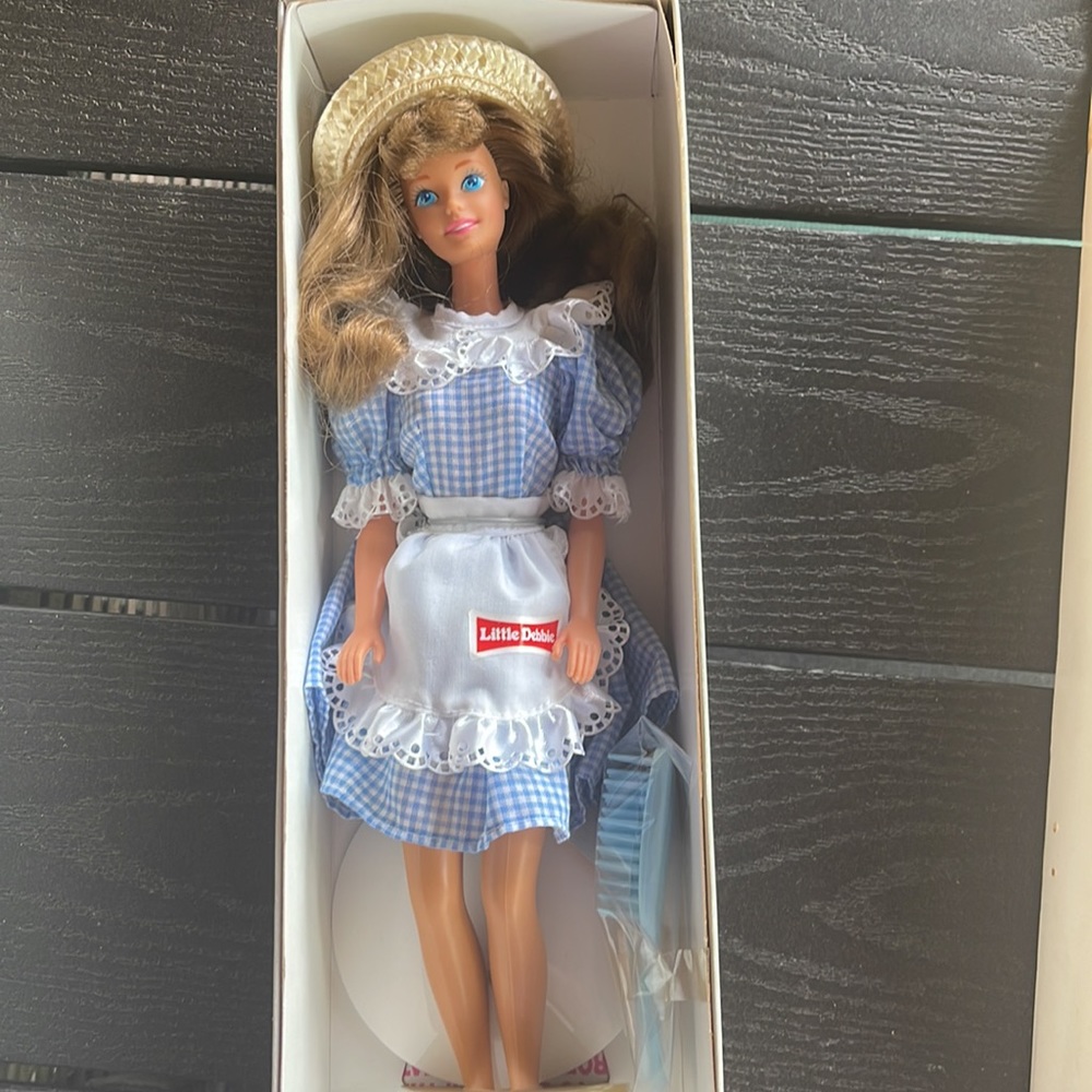 NRFB.  Vintage Little Debbie Barbie Doll 🍿🥨